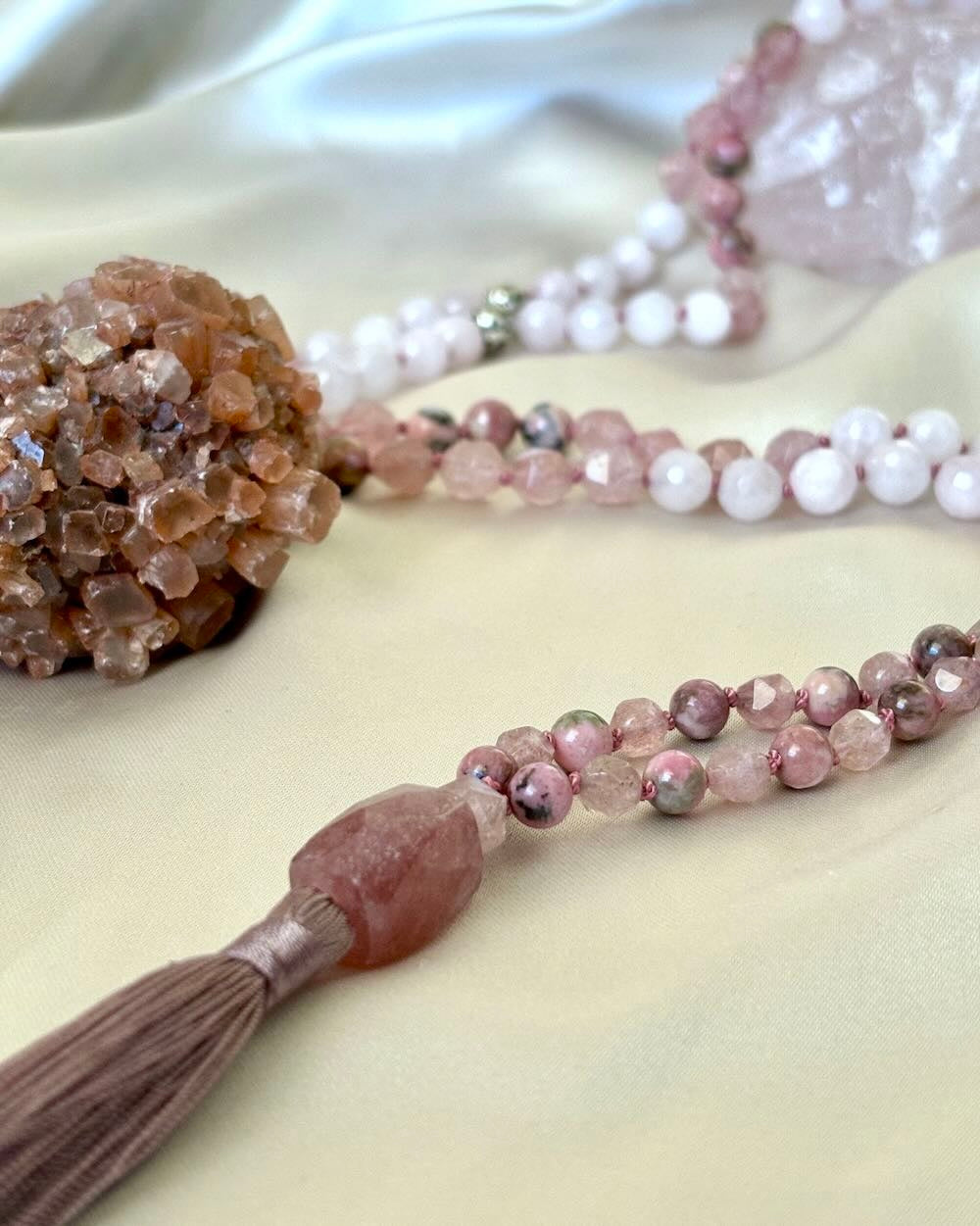 Voici donc Love Gemstone Mala avec des perles de quartz rose, de rhodochrosite rose et de quartz fraise.