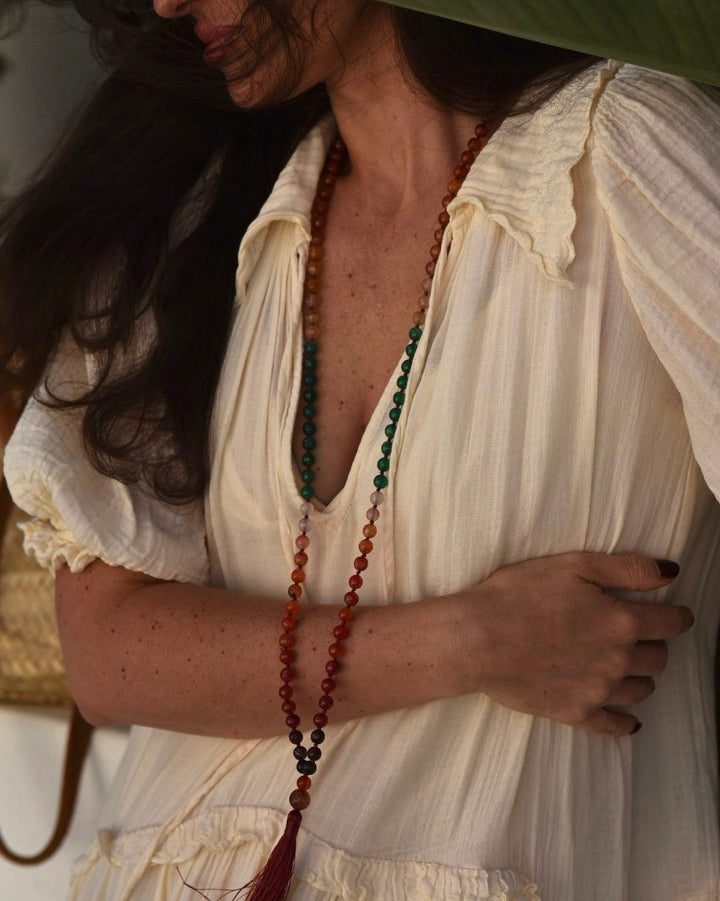 Mala de piedras preciosas de colores curativos