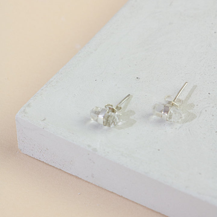 Unity Studs-oorbellen in zilver en dubbel eindigend helder kwartskristal
