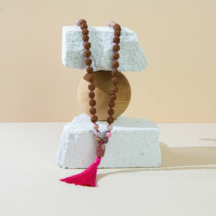 Mala Perlenkette für Kinder, handgefertigt mit Rudraksha, Rhodonit und Erdbeerquarz