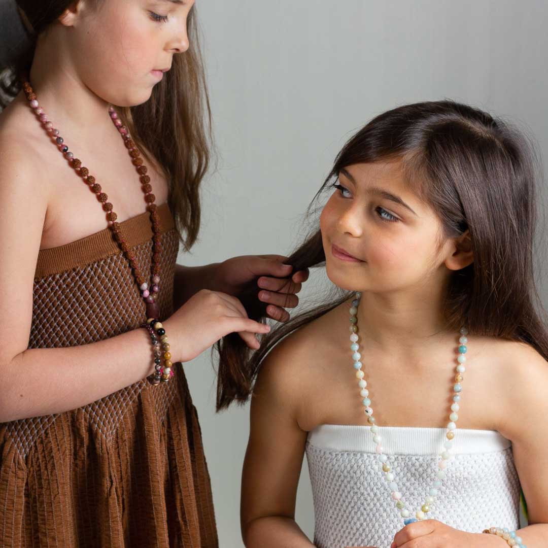 Mala Perlenkette für Kinder, handgefertigt mit Rudraksha, Rhodonit und Erdbeerquarz
