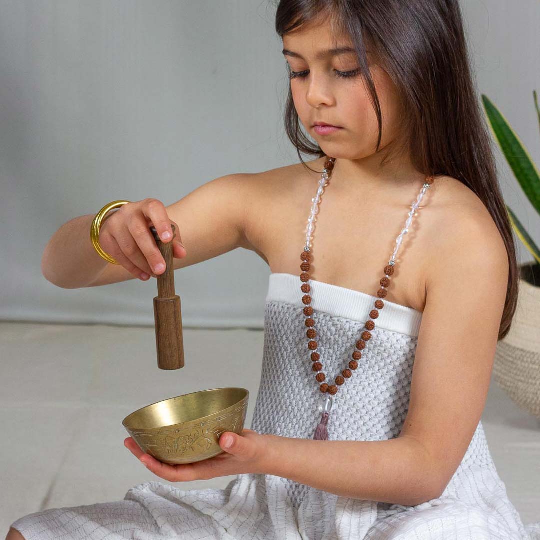 Collar de cuentas Mala para niños hecho a mano con Rudraksha y cuarzo transparente
