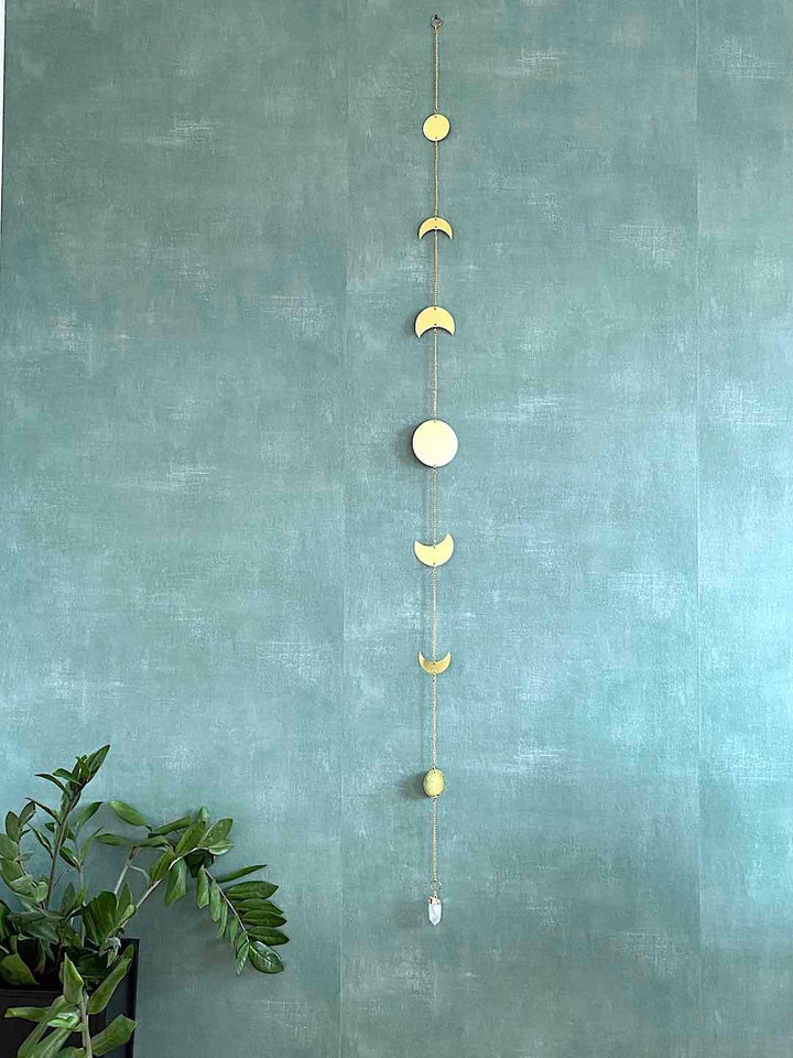 Moon Cycle Wall Garland Sling met een hanger van een kristallen cluster (7 maanstanden)