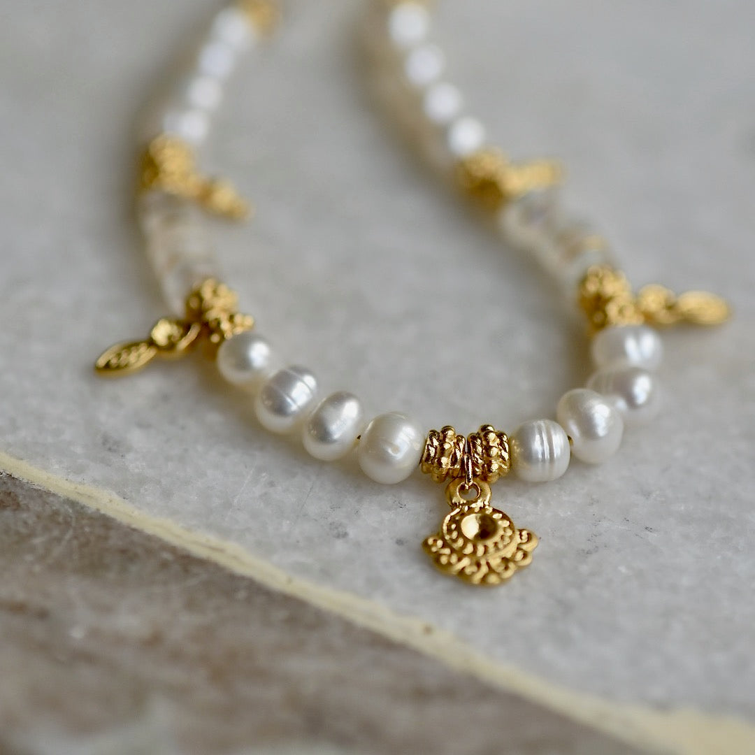 Pearls & Moonstone Good Vibration choker necklace