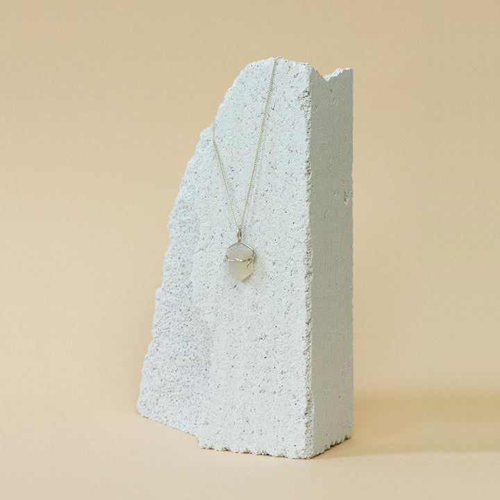 Silberne Halskette mit weißem Jade-Kristall
